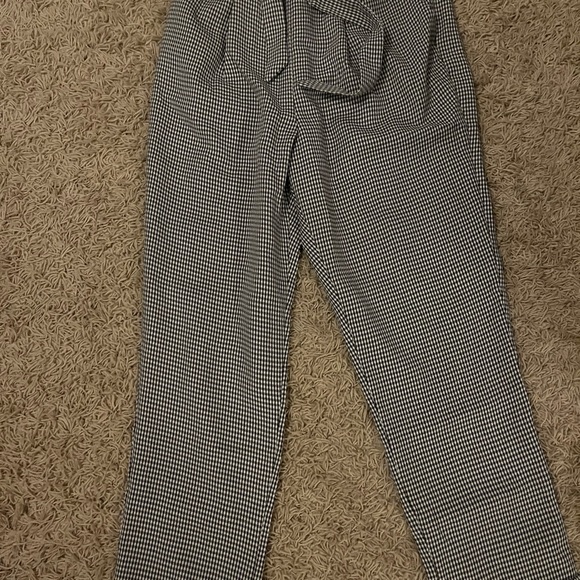 Low bottom stretch like pants. - Picture 2 of 6